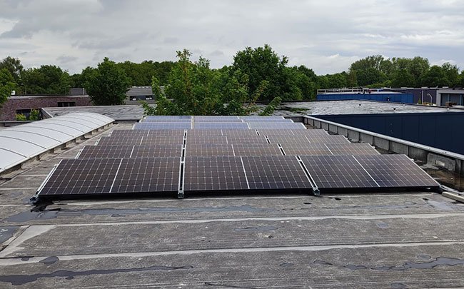 Plat dak met groot zonne-energie systeem