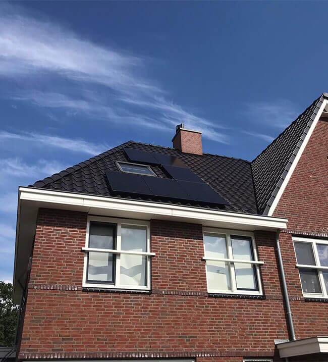 Nieuwe woning met schuin dak kostenbesparende zonnepanelen installatie Leeuwarden