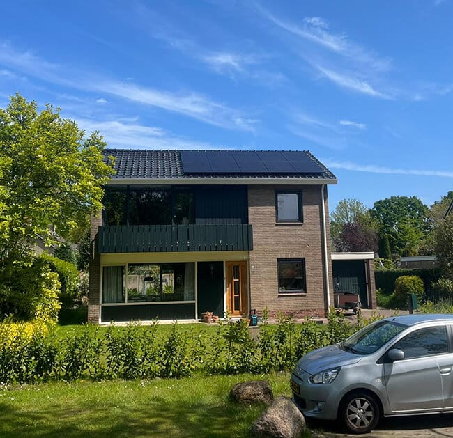 Duurzame groene energie opwekken op schuin dak vrijstaande woning