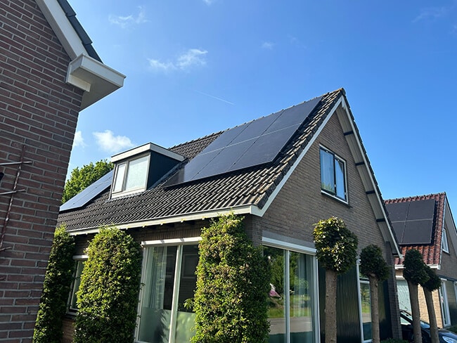 Vrijstaand huis maatwerk zonnepanelen installatie Emmen