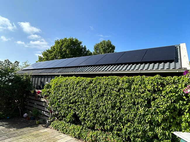 Schuur met schuin dak zonnepanelen installatie Emmen