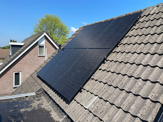 6 zonnepanelen in Emmen op schuin dak