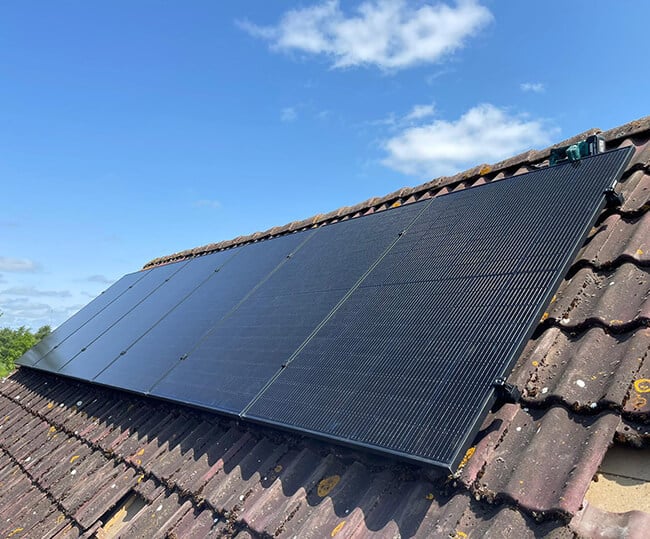 zonne-energie opwekken op hellend dak van schuur