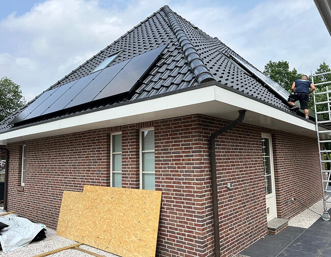 Zonnepanelen plaatsing in Drenthe op schuin dak