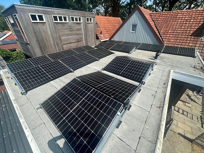 Zonne-energie systeem in Drenthe op plat dak